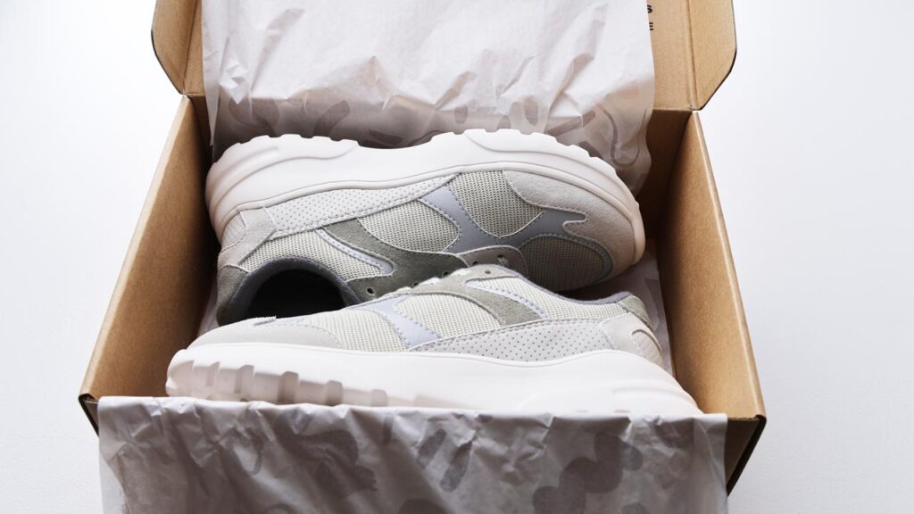 otta（オッタ）見守りスニーカーが到着して箱から取り出す様子
