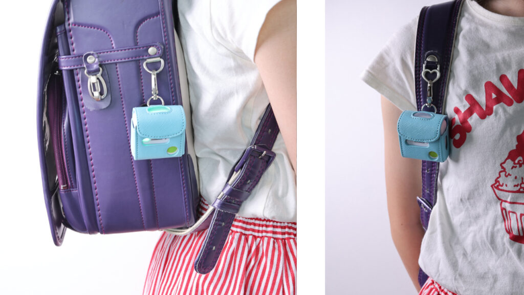 みもりトークGPS、2026年最新版を純正レザーケースに入れて、ランドセルのベルトに実際につけた写真