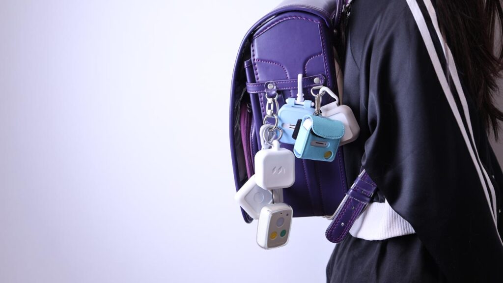 ランドセルに子供用GPSをいっぱいつけて検証中。先生「それ何？？」　子供「えっと…キーホルダーです…」