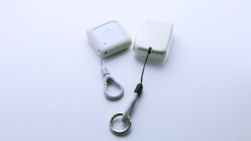 子供用GPSの純正ケースのストラップが紐のため、強度に不安を感じる写真