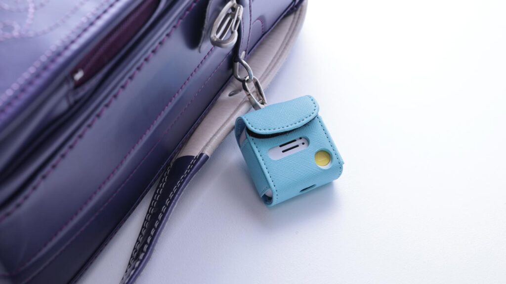 みもりトークGPSの純正ケースをランドセル横につけたもの