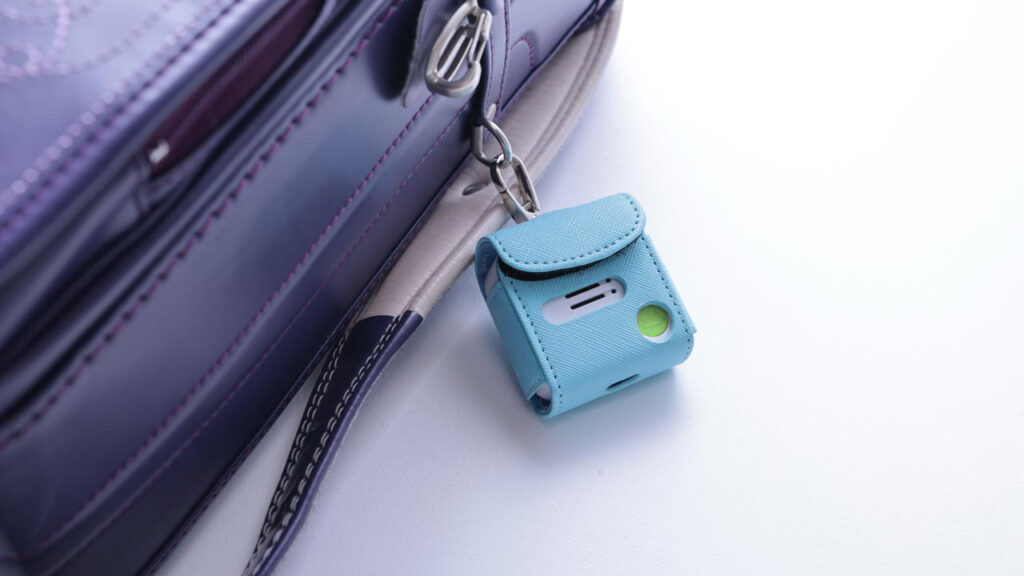 みもりトークGPSの純正ケースをランドセル横につけたもの