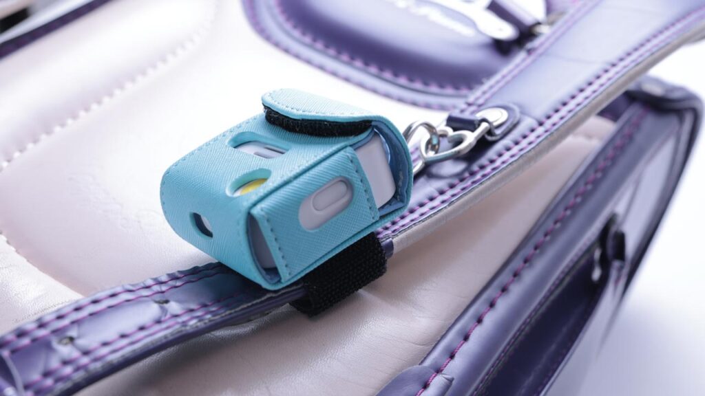 みもりトークGPSの純正ケースをランドセル肩ベルトにつけたもの