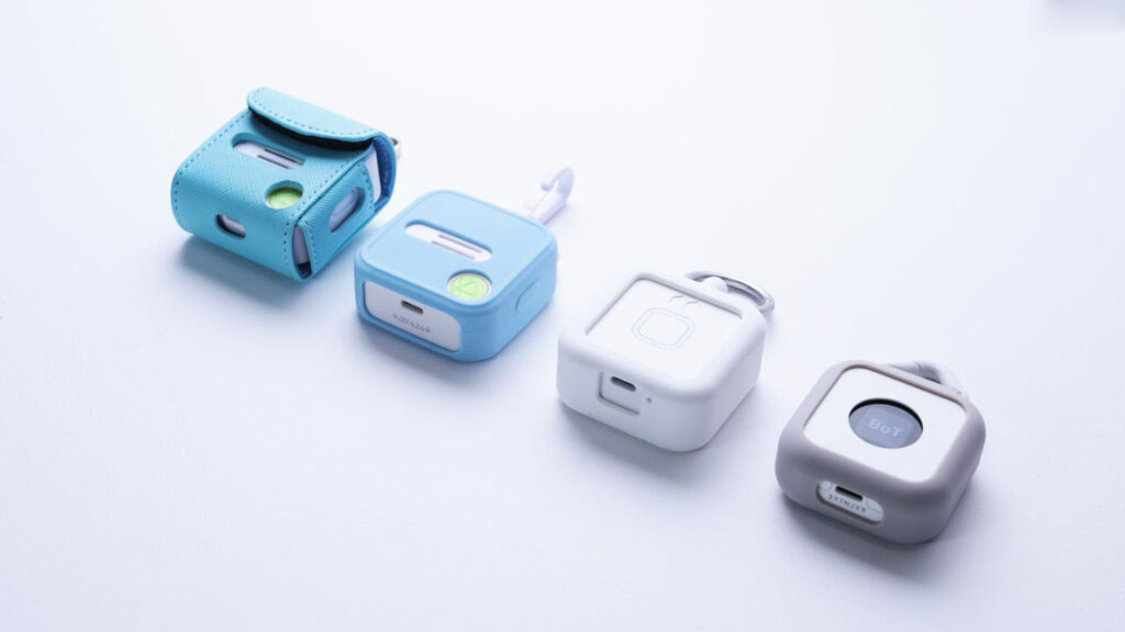 みもりGPSトーク、みてねみまもりGPS、Botトークの純正ケースを並べた写真