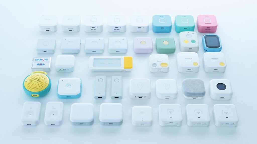 今まで実際に使ってきた子供用GPS全種類。同じものも何回も検証しているのがわかる写真