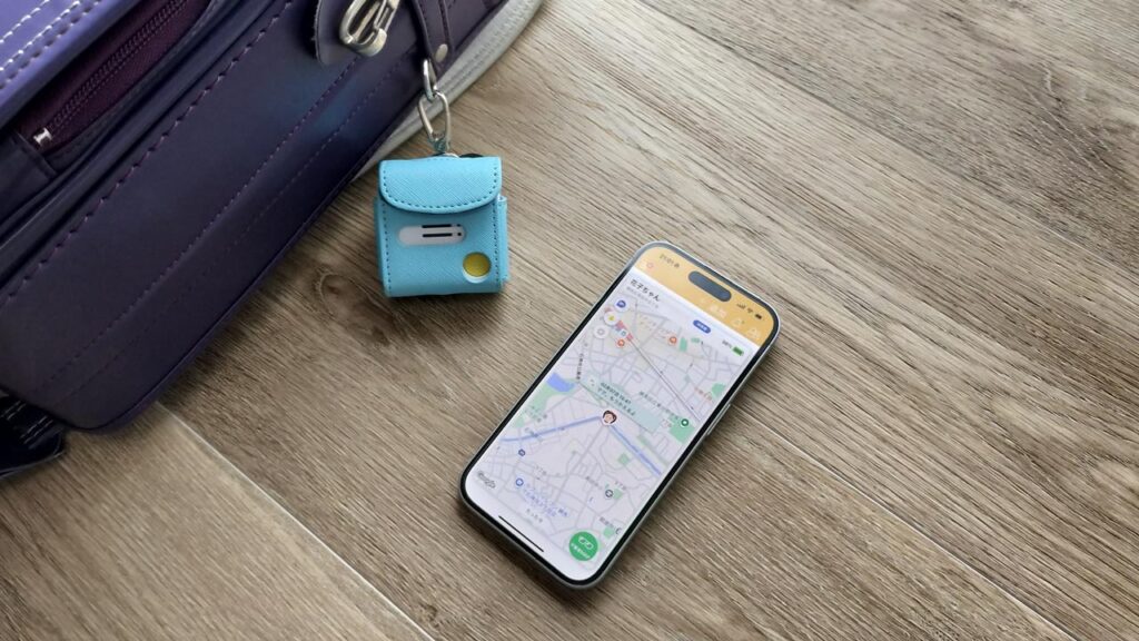 みもりGPSトークをランドセルのポケットに入れて通学ルートを歩き、そのログをスマホアプリで確認している様子。防犯機能だけでなく精度も検証しているイメージ。