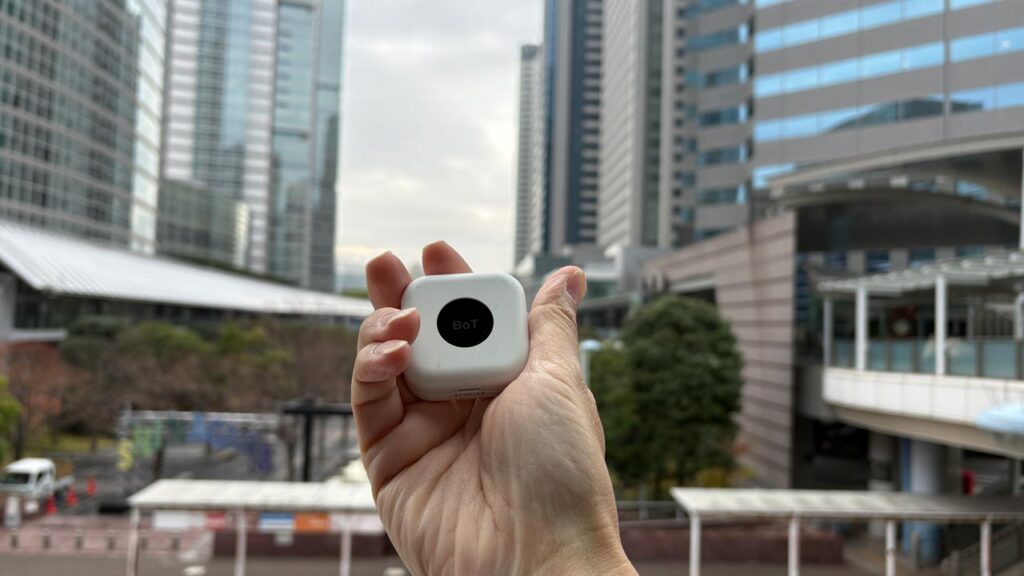 BoTトークをビル街で検証している写真