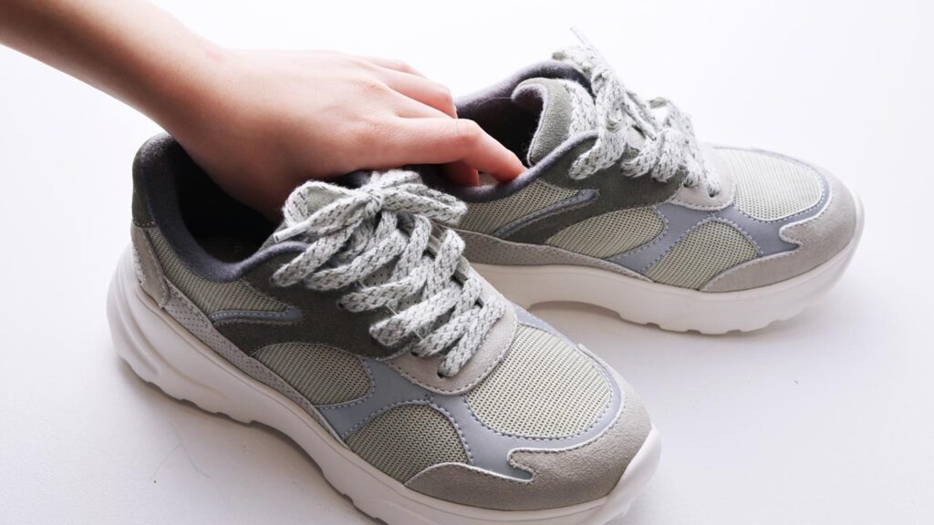 ottaの見守りスニーカーを実際に手に取って検証する写真