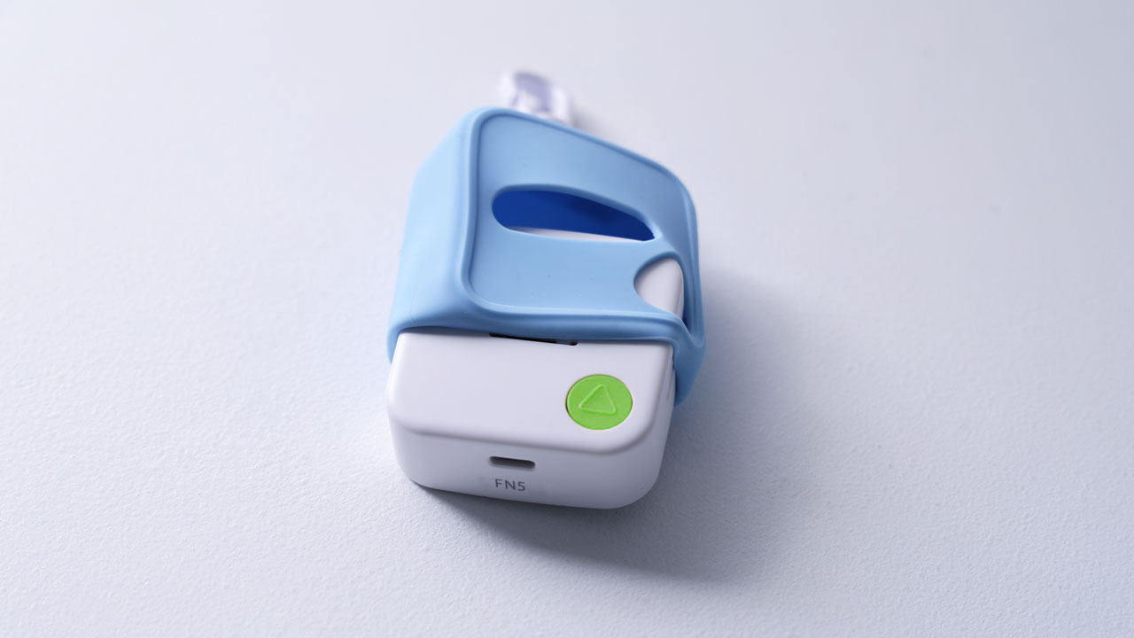 みもりトークGPS、2026年最新版を純正シリコンケースの着脱写真