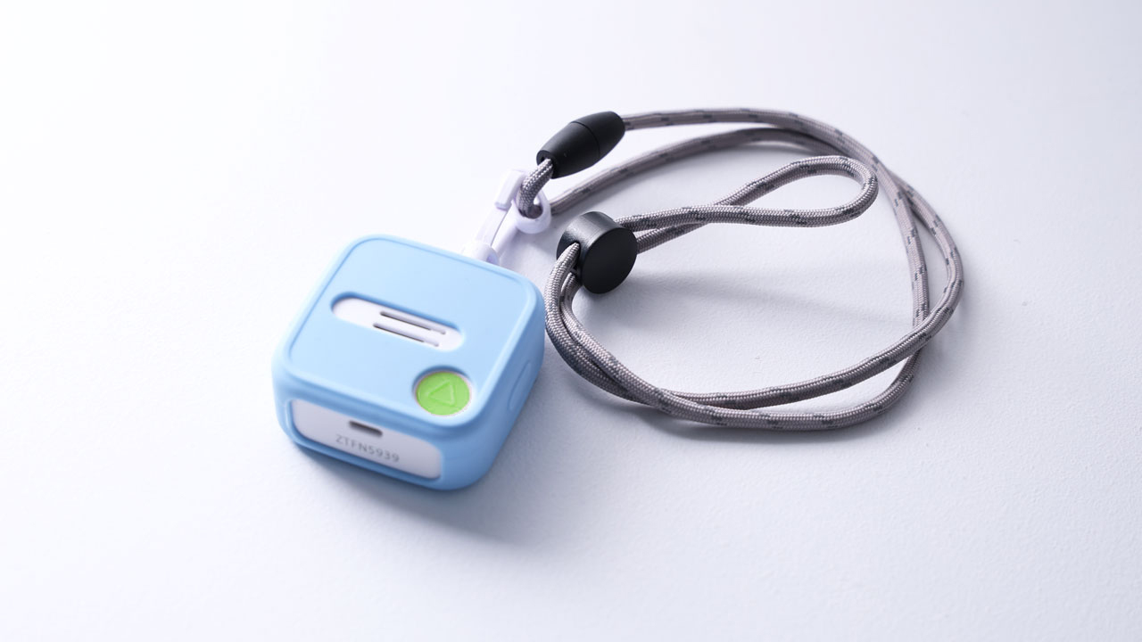 みもりトークGPS、2026年最新版を純正シリコンケースのアジャスター付ストラップを取り付けた写真