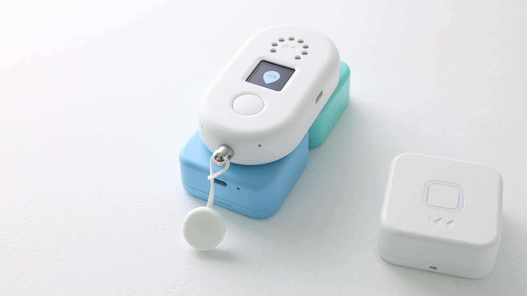 みてねみまもりGPSトークPlus 防犯ブザー＆ディスプレイ搭載モデル MB06の大きさを比較